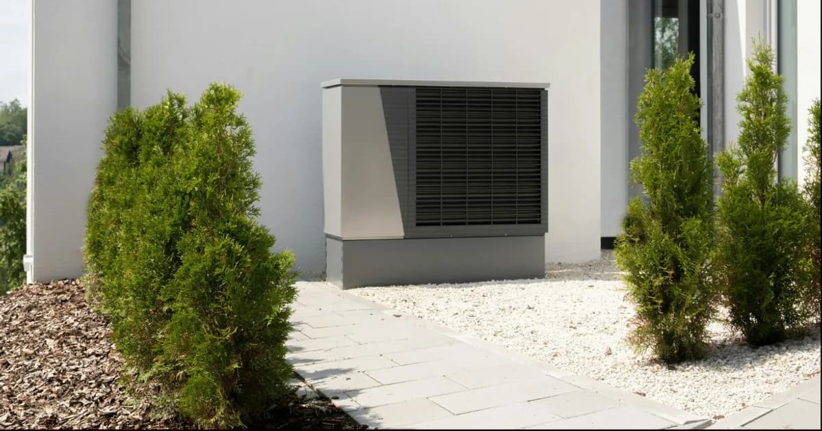 Wärmepumpe an einem Wohnhaus in Deutschland