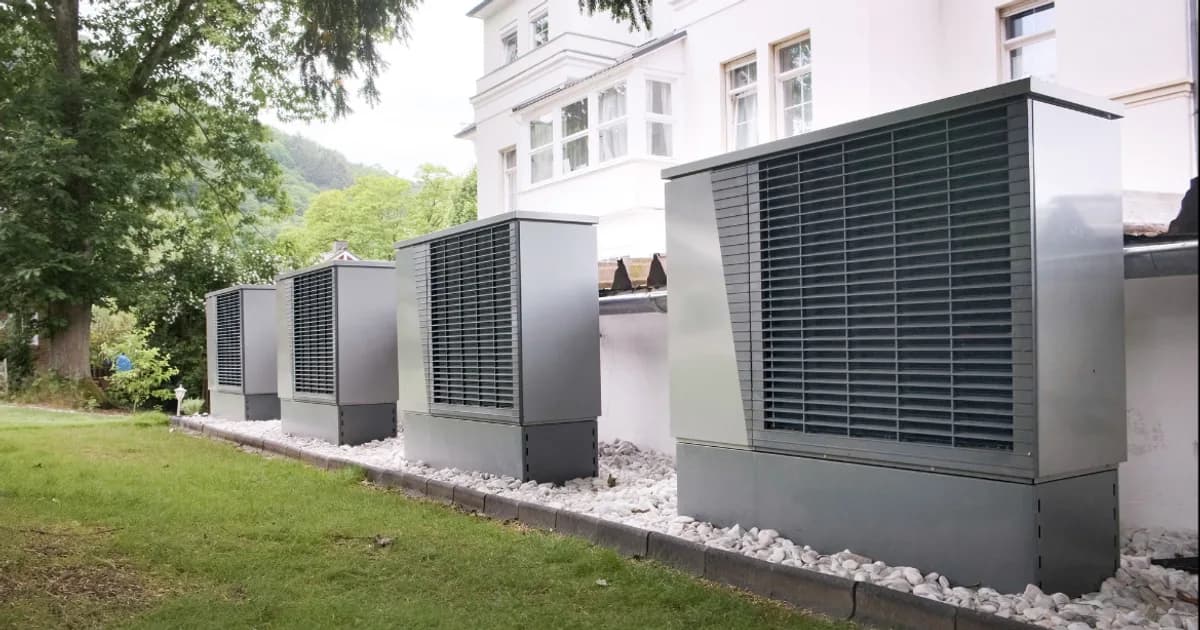 Wärmepumpe an einem Wohnhaus in Deutschland