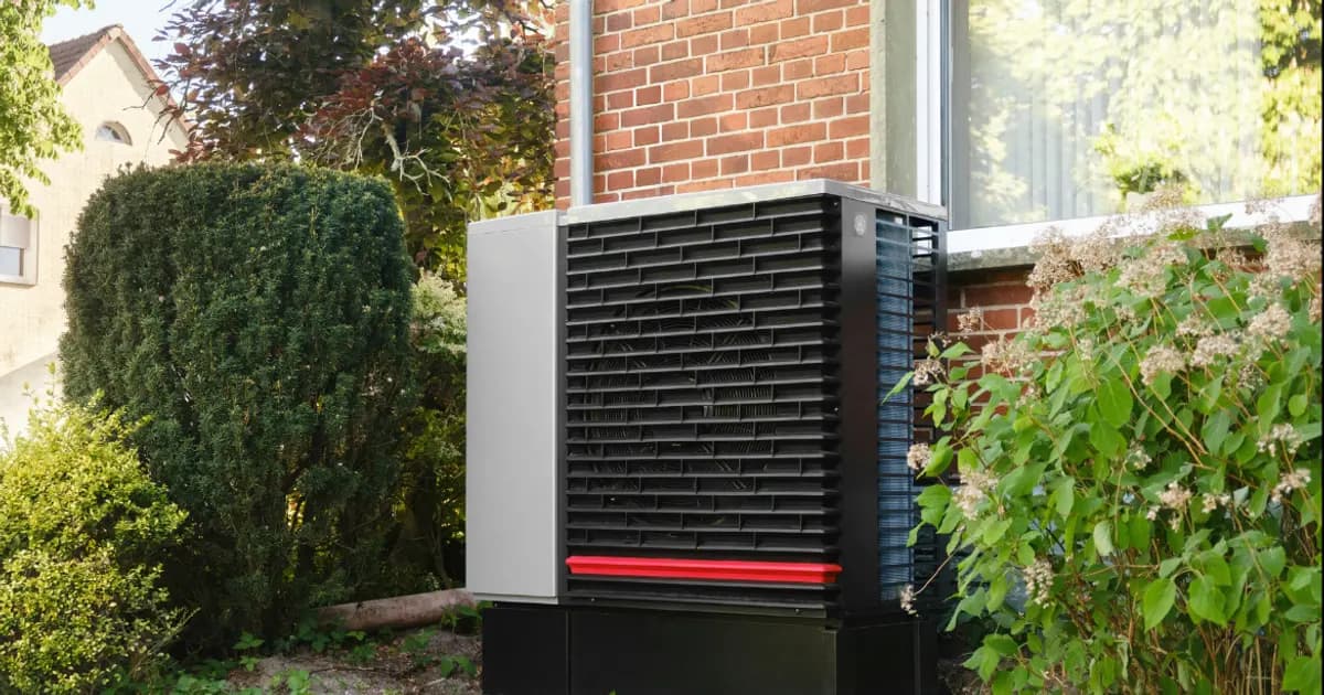 Wärmepumpe an einem Wohnhaus in Deutschland
