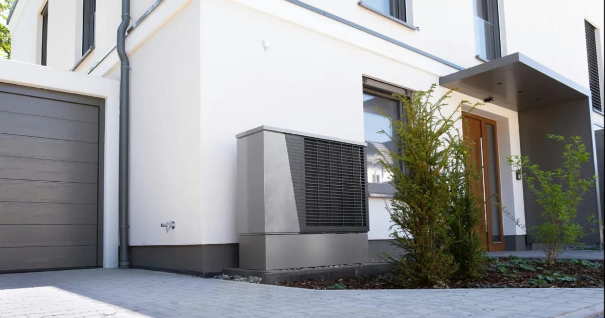 Wärmepumpe an einem Wohnhaus in Deutschland