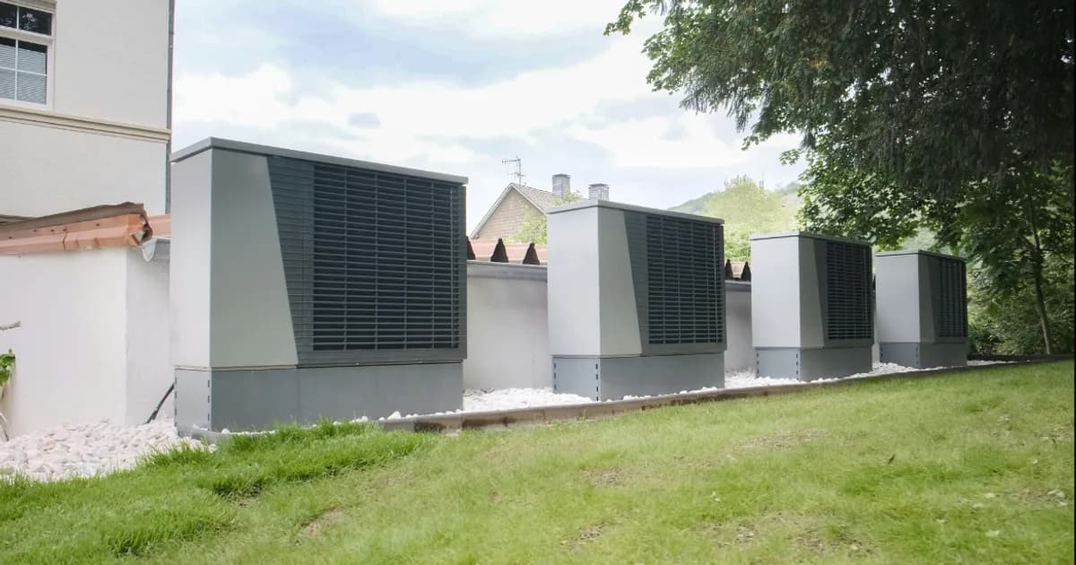 Wärmepumpe an einem Wohnhaus in Deutschland